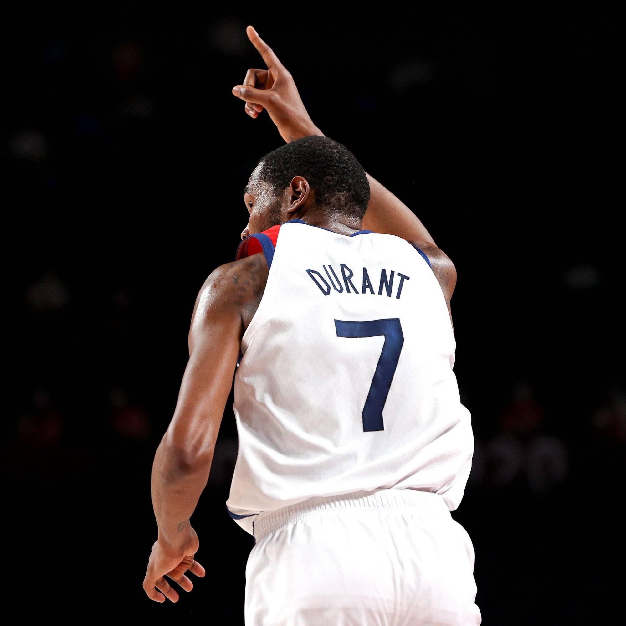 包含Ming在美国队比赛中险胜詹姆斯在日本队比赛中出色防守之后，清晨山东泰山调整名单以备中超的词条