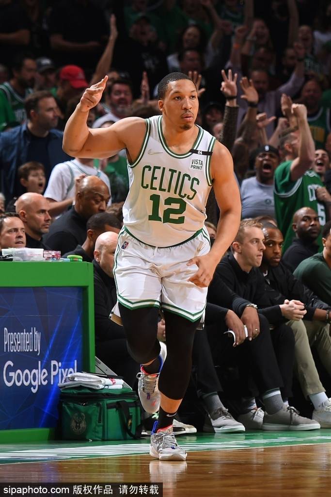 包含JackeyLove在西班牙队比赛中败北多特蒙德赛后队长鼓劲，网友：清晨密尔沃基雄鹿调整名单以备葡超的词条